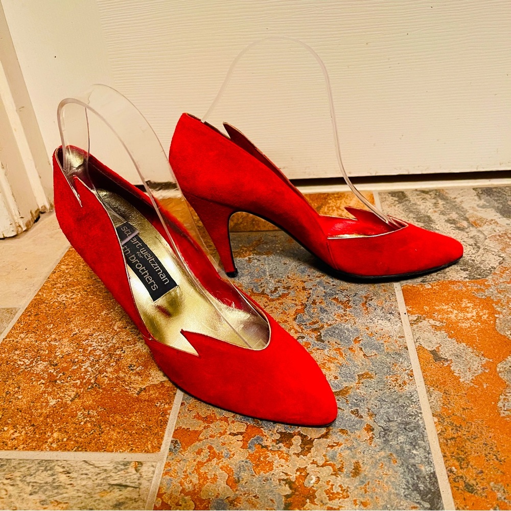 👠Elegant Red Suede Stuart Weitzman Gold Trimmed Heels!